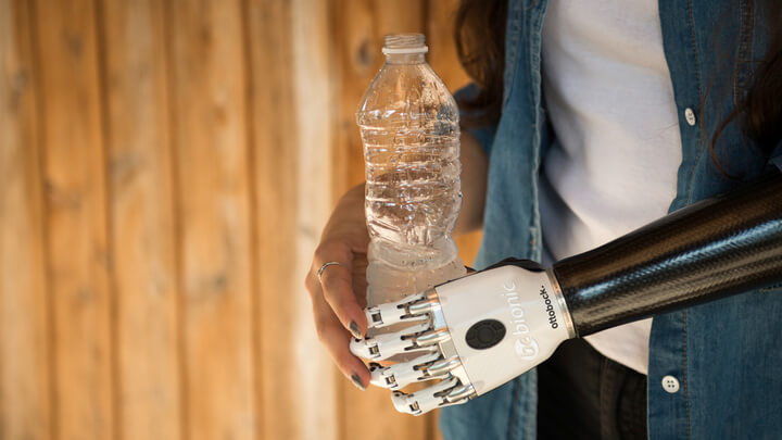 Össur i-Limb biyonik el ile nesne kavrama